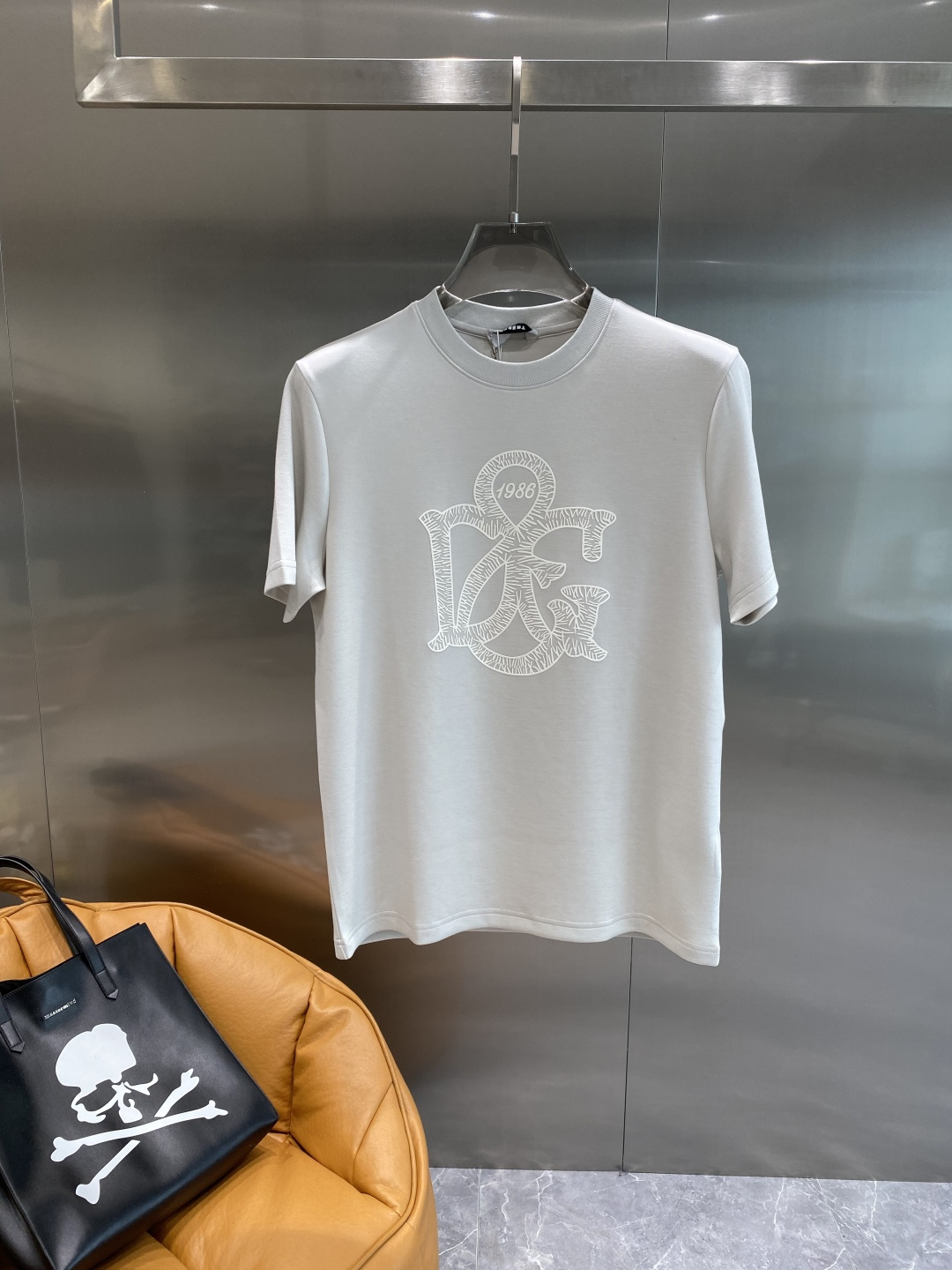 《𝙉𝙚𝙬🤍🖤DG家》
2025新款首发专柜最新款短袖圆领T恤 高端订制 设计前卫时尚！品牌logo重工艺