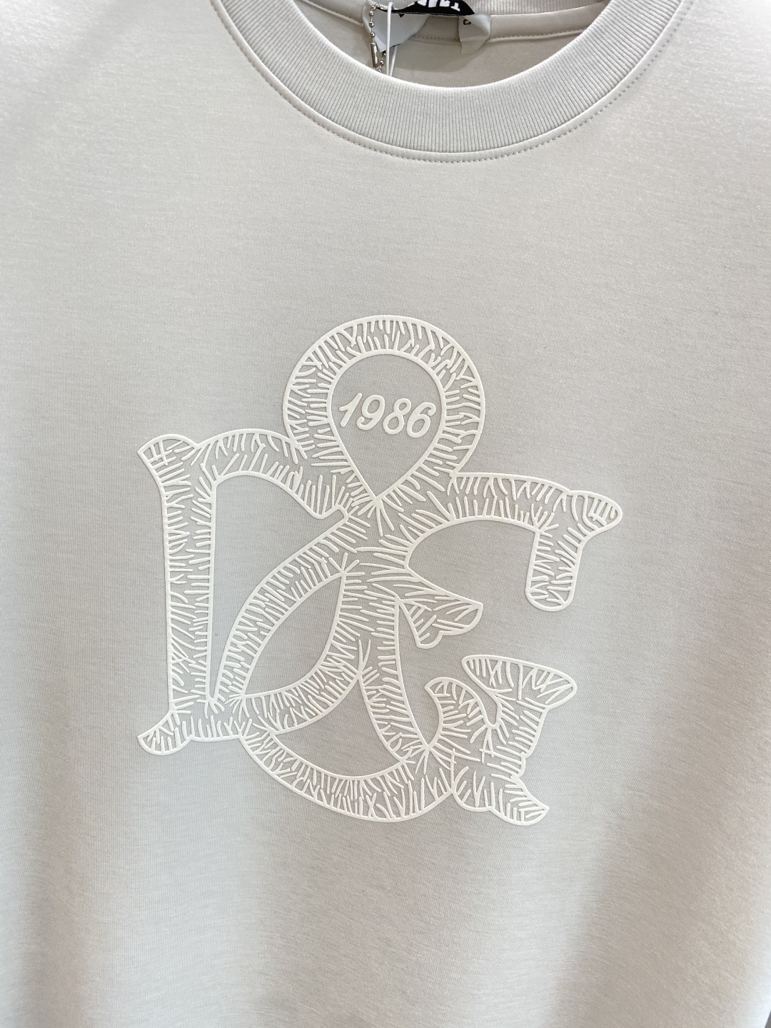 《𝙉𝙚𝙬🤍🖤DG家》
2025新款首发专柜最新款短袖圆领T恤 高端订制 设计前卫时尚！品牌logo重工艺