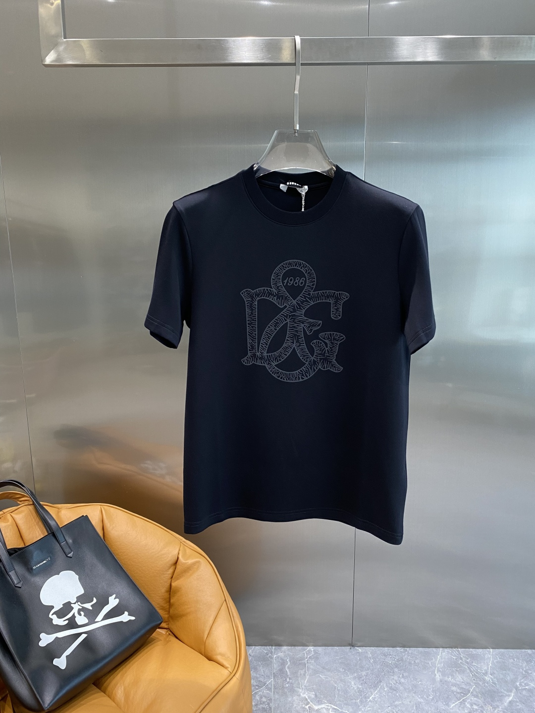 《𝙉𝙚𝙬🤍🖤DG家》
2025新款首发专柜最新款短袖圆领T恤 高端订制 设计前卫时尚！品牌logo重工艺