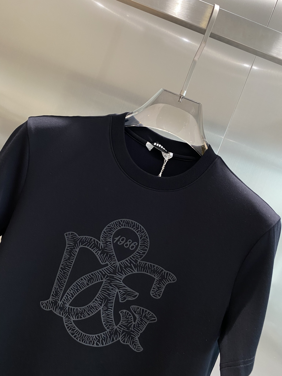 《𝙉𝙚𝙬🤍🖤DG家》
2025新款首发专柜最新款短袖圆领T恤 高端订制 设计前卫时尚！品牌logo重工艺