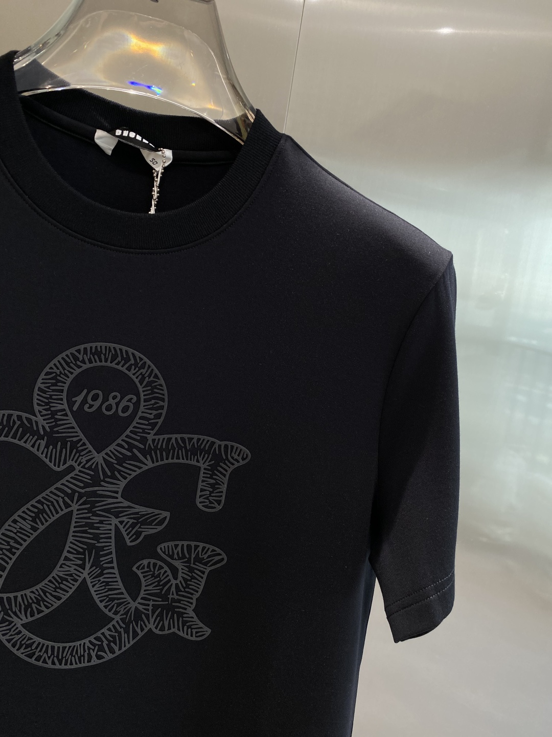 《𝙉𝙚𝙬🤍🖤DG家》
2025新款首发专柜最新款短袖圆领T恤 高端订制 设计前卫时尚！品牌logo重工艺