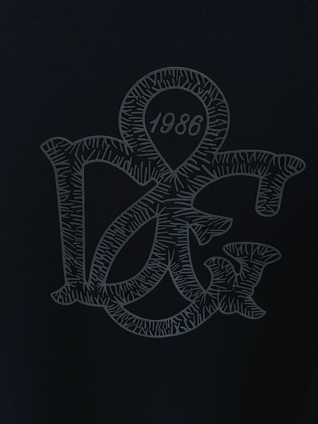 《𝙉𝙚𝙬🤍🖤DG家》
2025新款首发专柜最新款短袖圆领T恤 高端订制 设计前卫时尚！品牌logo重工艺