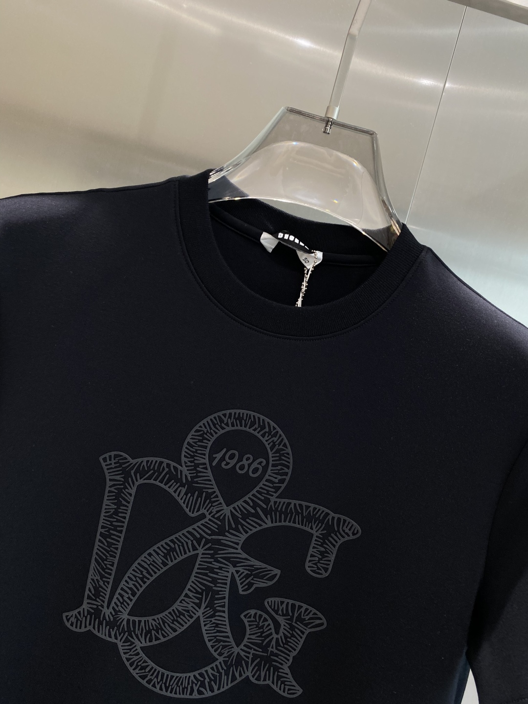 《𝙉𝙚𝙬🤍🖤DG家》
2025新款首发专柜最新款短袖圆领T恤 高端订制 设计前卫时尚！品牌logo重工艺