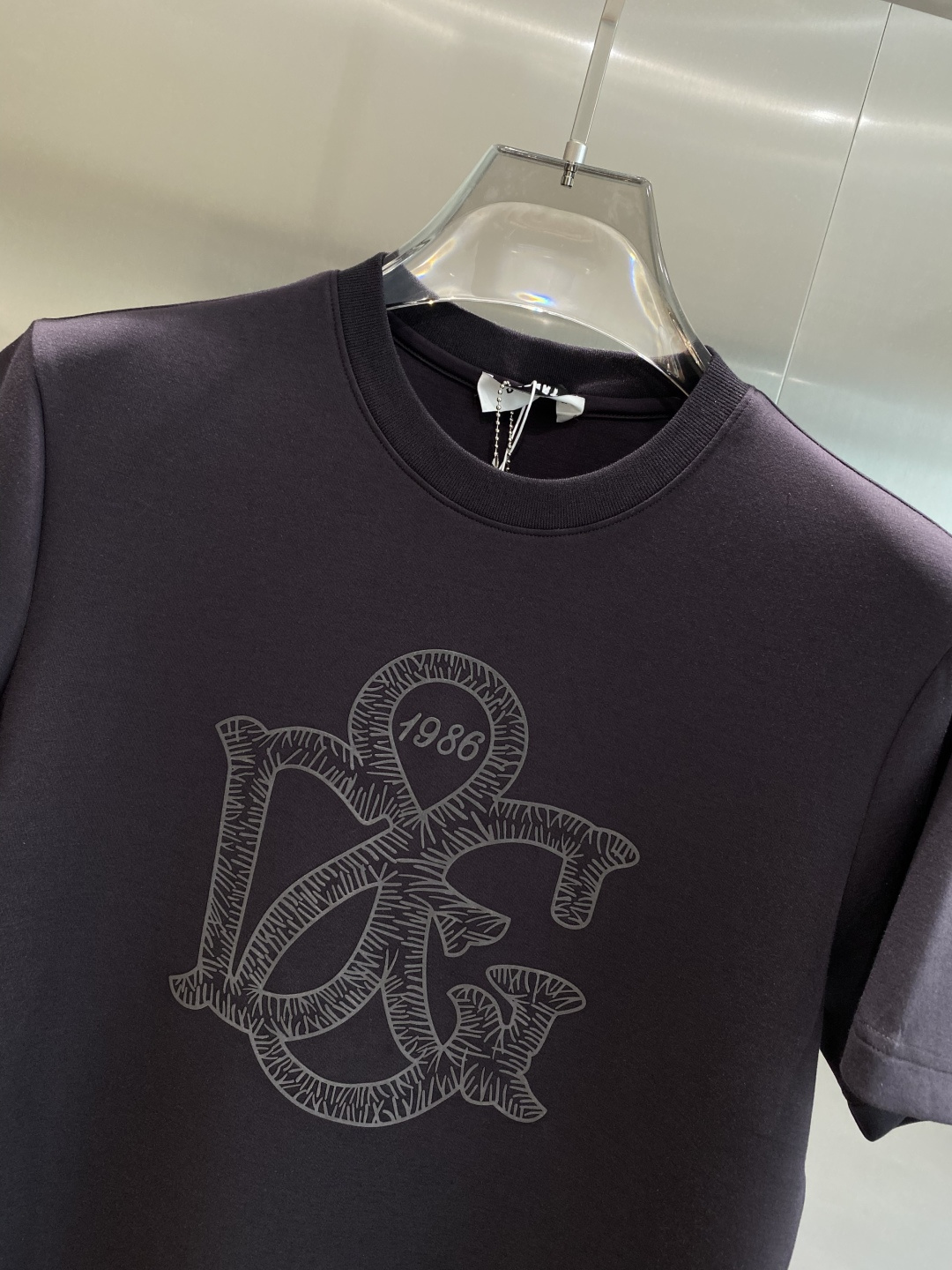 《𝙉𝙚𝙬🤍🖤DG家》
2025新款首发专柜最新款短袖圆领T恤 高端订制 设计前卫时尚！品牌logo重工艺