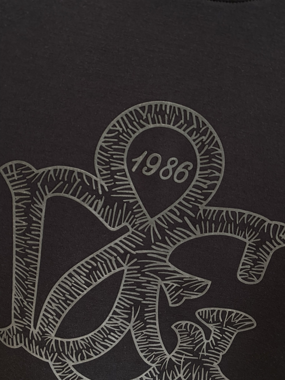 《𝙉𝙚𝙬🤍🖤DG家》
2025新款首发专柜最新款短袖圆领T恤 高端订制 设计前卫时尚！品牌logo重工艺