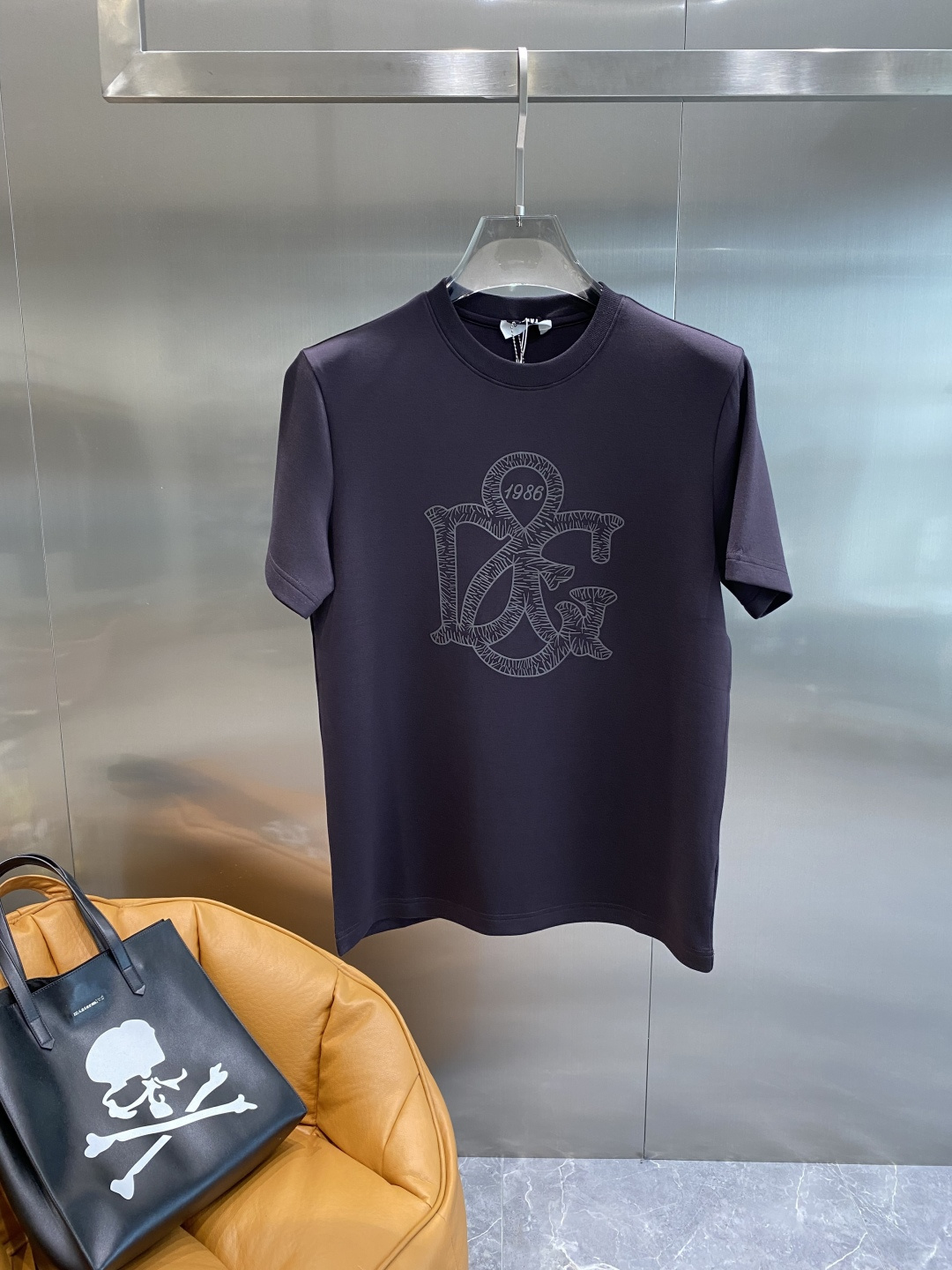 《𝙉𝙚𝙬🤍🖤DG家》
2025新款首发专柜最新款短袖圆领T恤 高端订制 设计前卫时尚！品牌logo重工艺