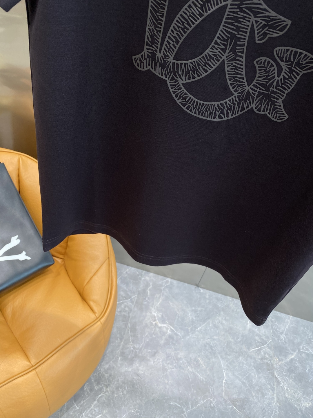 《𝙉𝙚𝙬🤍🖤DG家》
2025新款首发专柜最新款短袖圆领T恤 高端订制 设计前卫时尚！品牌logo重工艺