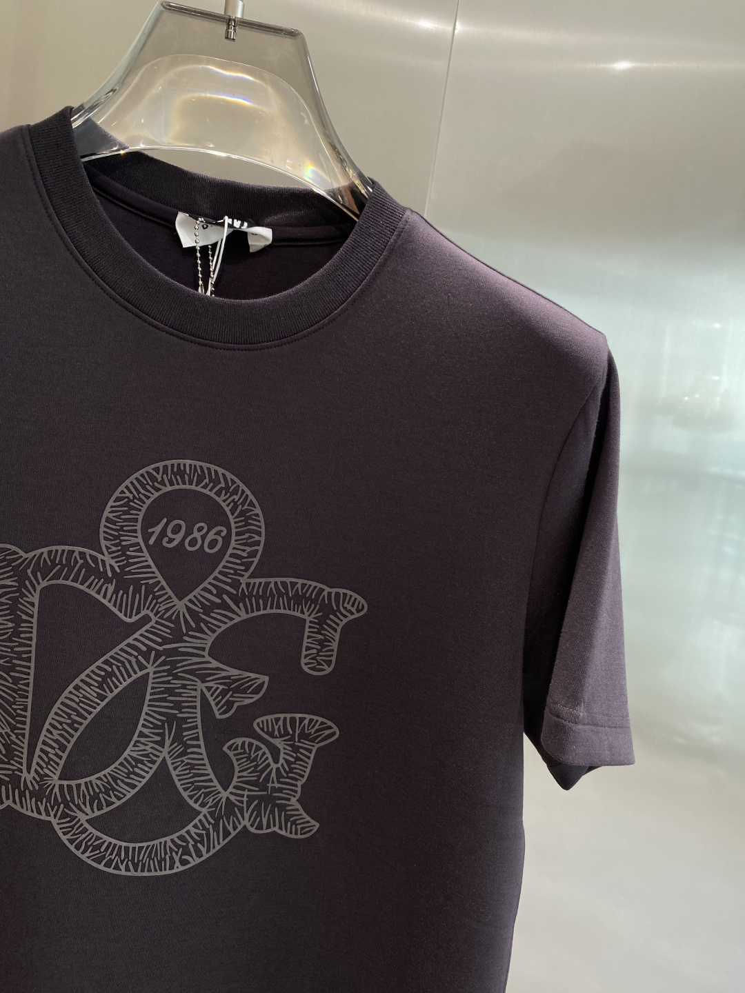 《𝙉𝙚𝙬🤍🖤DG家》
2025新款首发专柜最新款短袖圆领T恤 高端订制 设计前卫时尚！品牌logo重工艺