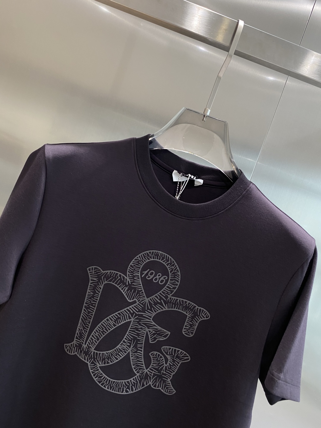 《𝙉𝙚𝙬🤍🖤DG家》
2025新款首发专柜最新款短袖圆领T恤 高端订制 设计前卫时尚！品牌logo重工艺