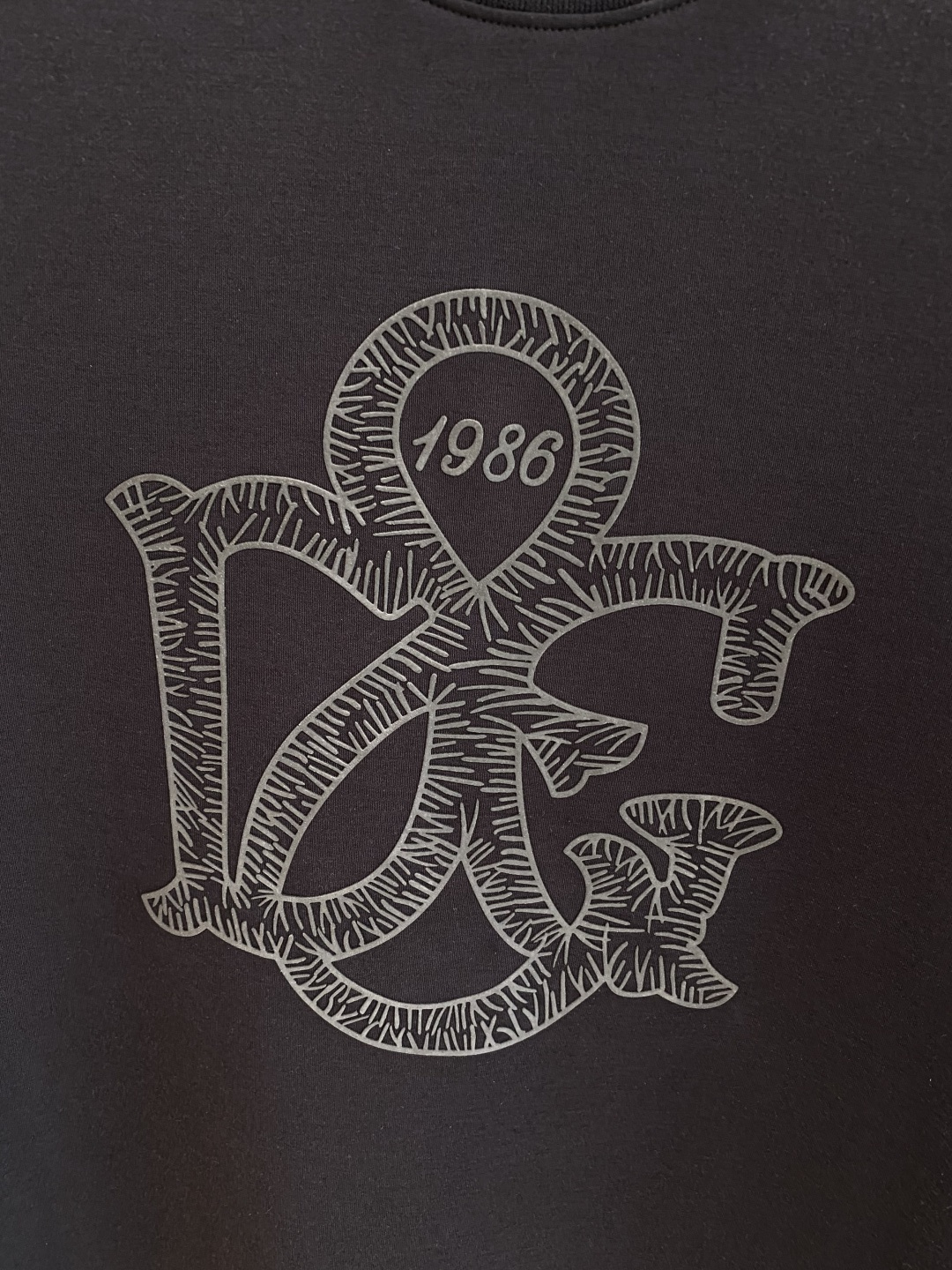 《𝙉𝙚𝙬🤍🖤DG家》
2025新款首发专柜最新款短袖圆领T恤 高端订制 设计前卫时尚！品牌logo重工艺