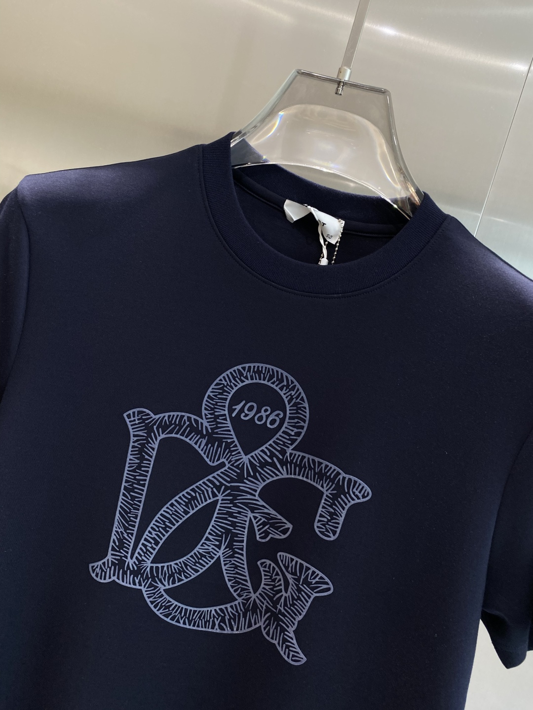 《𝙉𝙚𝙬🤍🖤DG家》
2025新款首发专柜最新款短袖圆领T恤 高端订制 设计前卫时尚！品牌logo重工艺