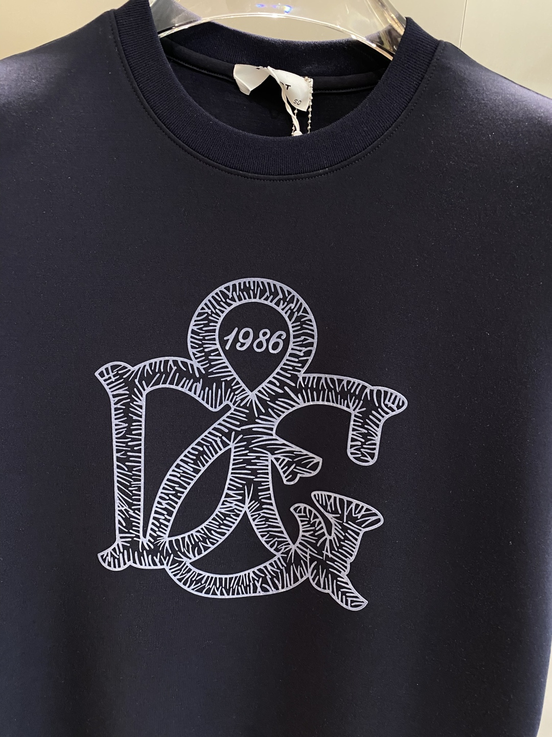 《𝙉𝙚𝙬🤍🖤DG家》
2025新款首发专柜最新款短袖圆领T恤 高端订制 设计前卫时尚！品牌logo重工艺