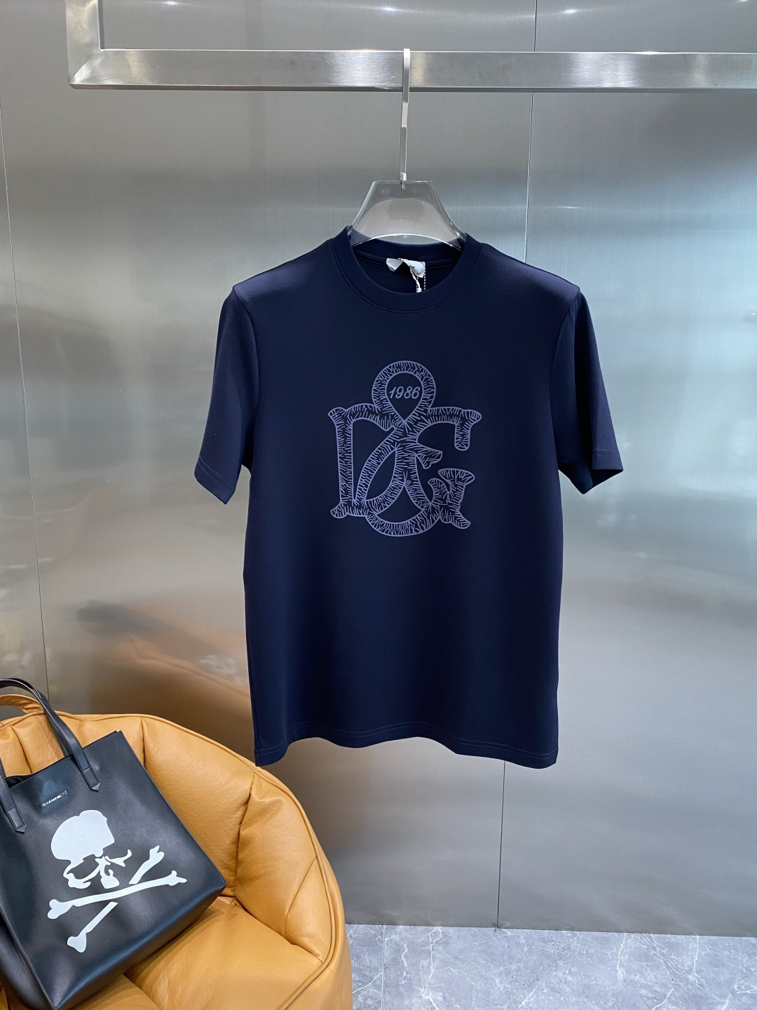 《𝙉𝙚𝙬🤍🖤DG家》
2025新款首发专柜最新款短袖圆领T恤 高端订制 设计前卫时尚！品牌logo重工艺