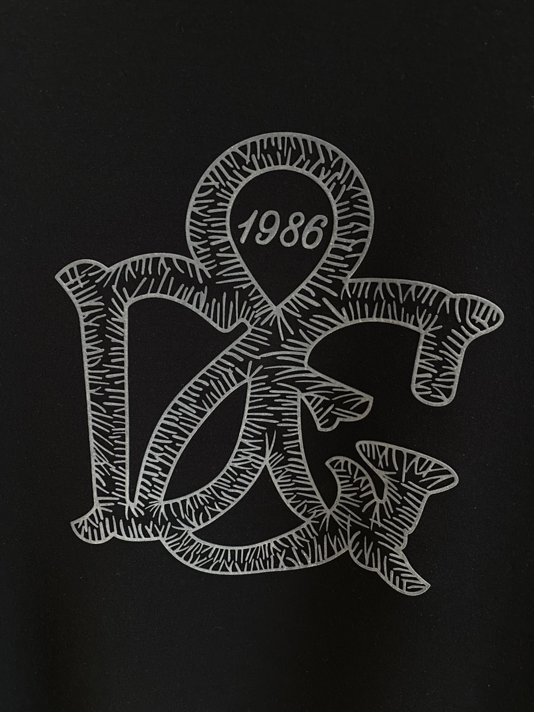 《𝙉𝙚𝙬🤍🖤DG家》
2025新款首发专柜最新款短袖圆领T恤 高端订制 设计前卫时尚！品牌logo重工艺