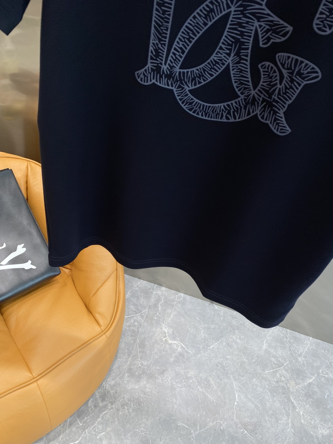 《𝙉𝙚𝙬🤍🖤DG家》
2025新款首发专柜最新款短袖圆领T恤 高端订制 设计前卫时尚！品牌logo重工艺