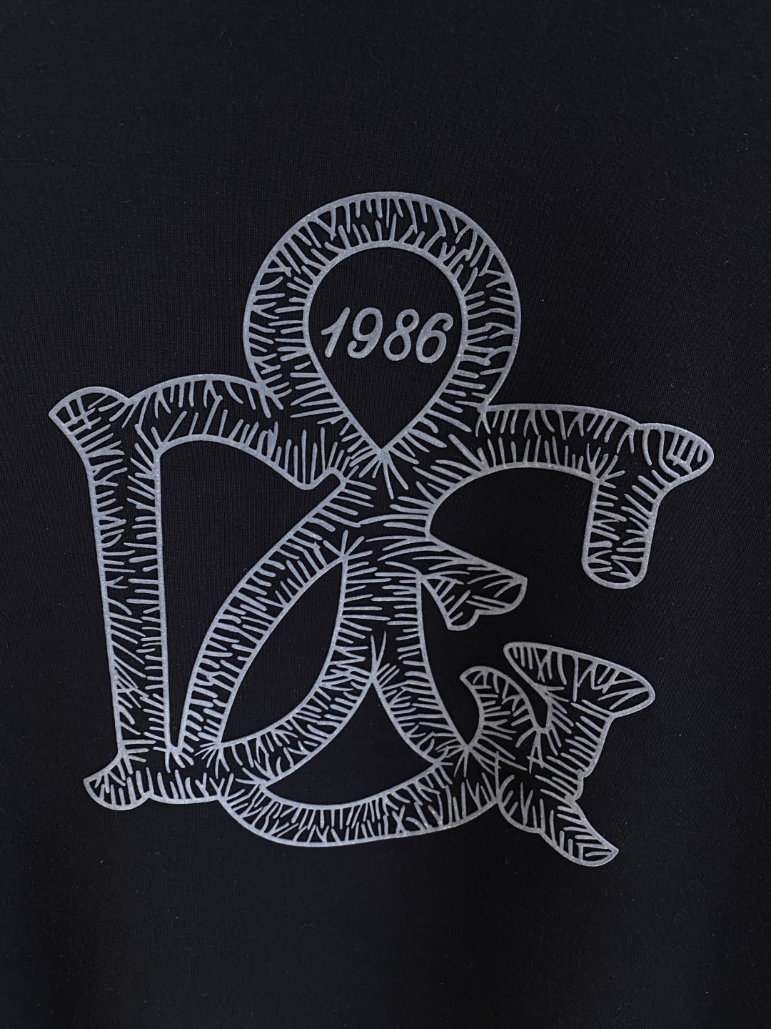 《𝙉𝙚𝙬🤍🖤DG家》
2025新款首发专柜最新款短袖圆领T恤 高端订制 设计前卫时尚！品牌logo重工艺