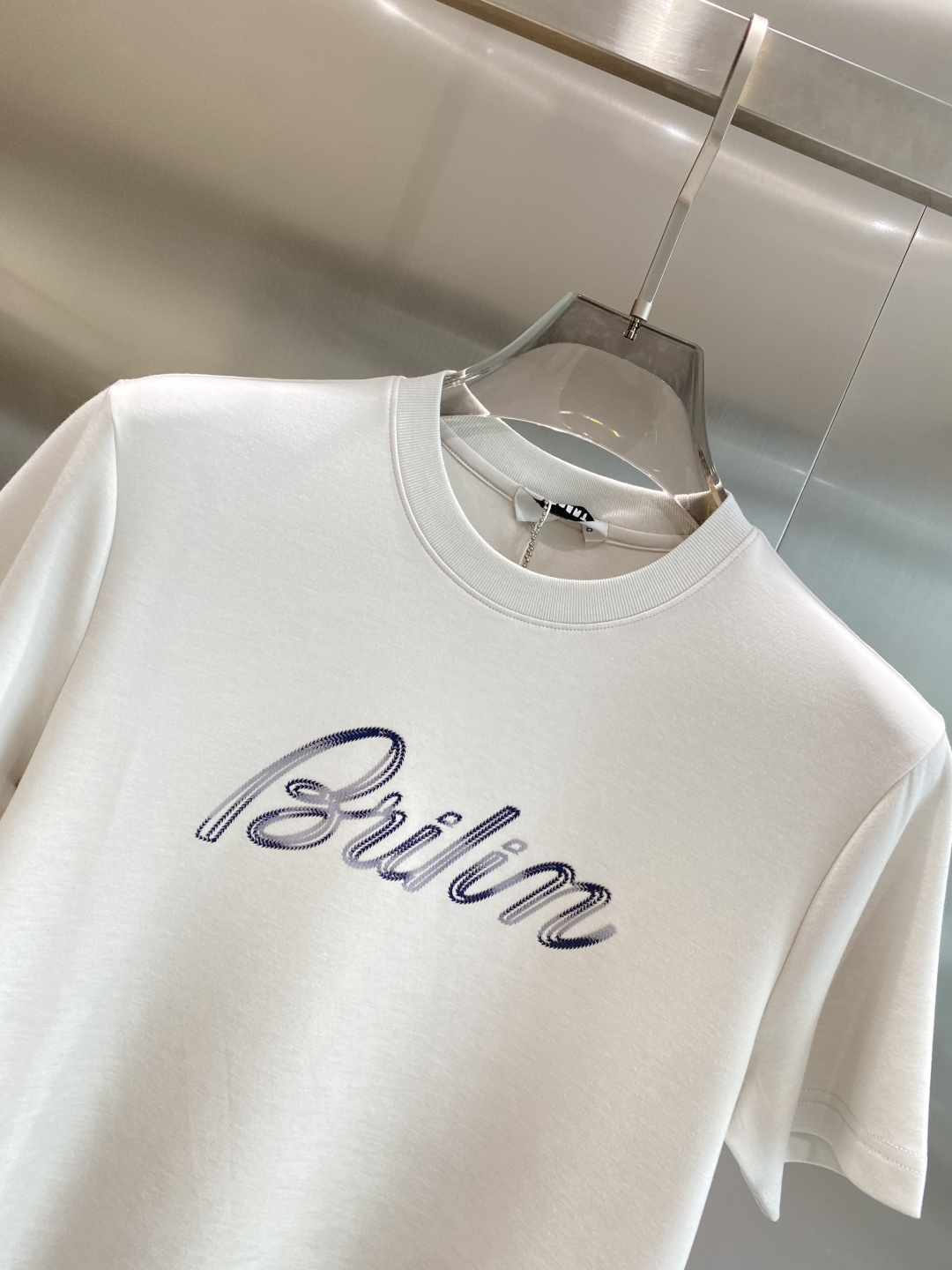 《𝙉𝙚𝙬🤍🖤布鲁家》
2025新款首发专柜最新款短袖圆领T恤 高端订制 设计前卫时尚！品牌logo重工艺