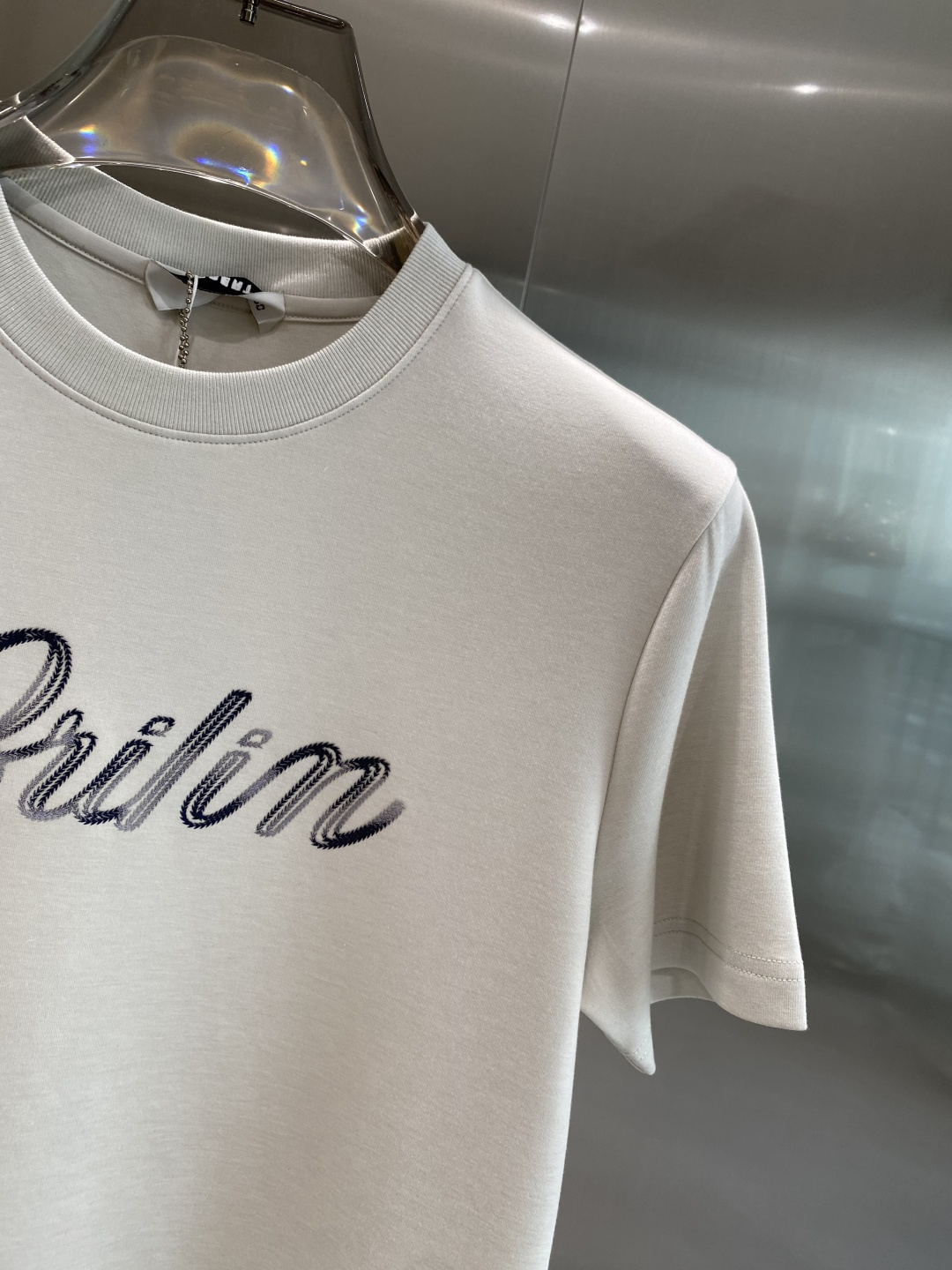 《𝙉𝙚𝙬🤍🖤布鲁家》
2025新款首发专柜最新款短袖圆领T恤 高端订制 设计前卫时尚！品牌logo重工艺