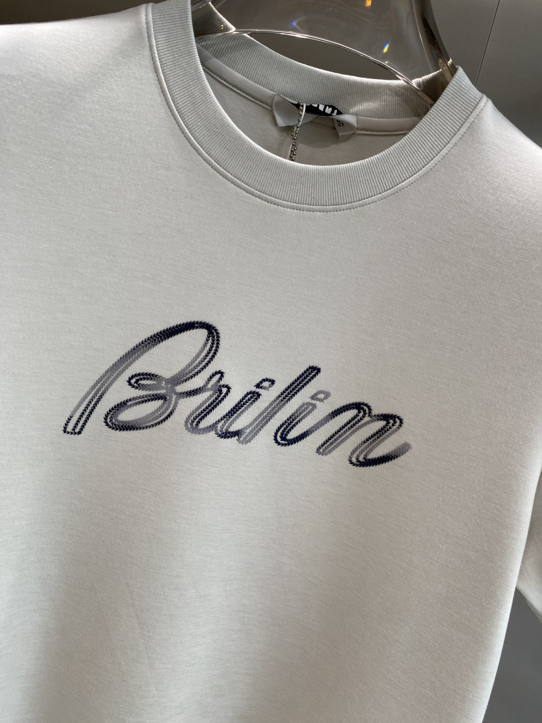 《𝙉𝙚𝙬🤍🖤布鲁家》
2025新款首发专柜最新款短袖圆领T恤 高端订制 设计前卫时尚！品牌logo重工艺