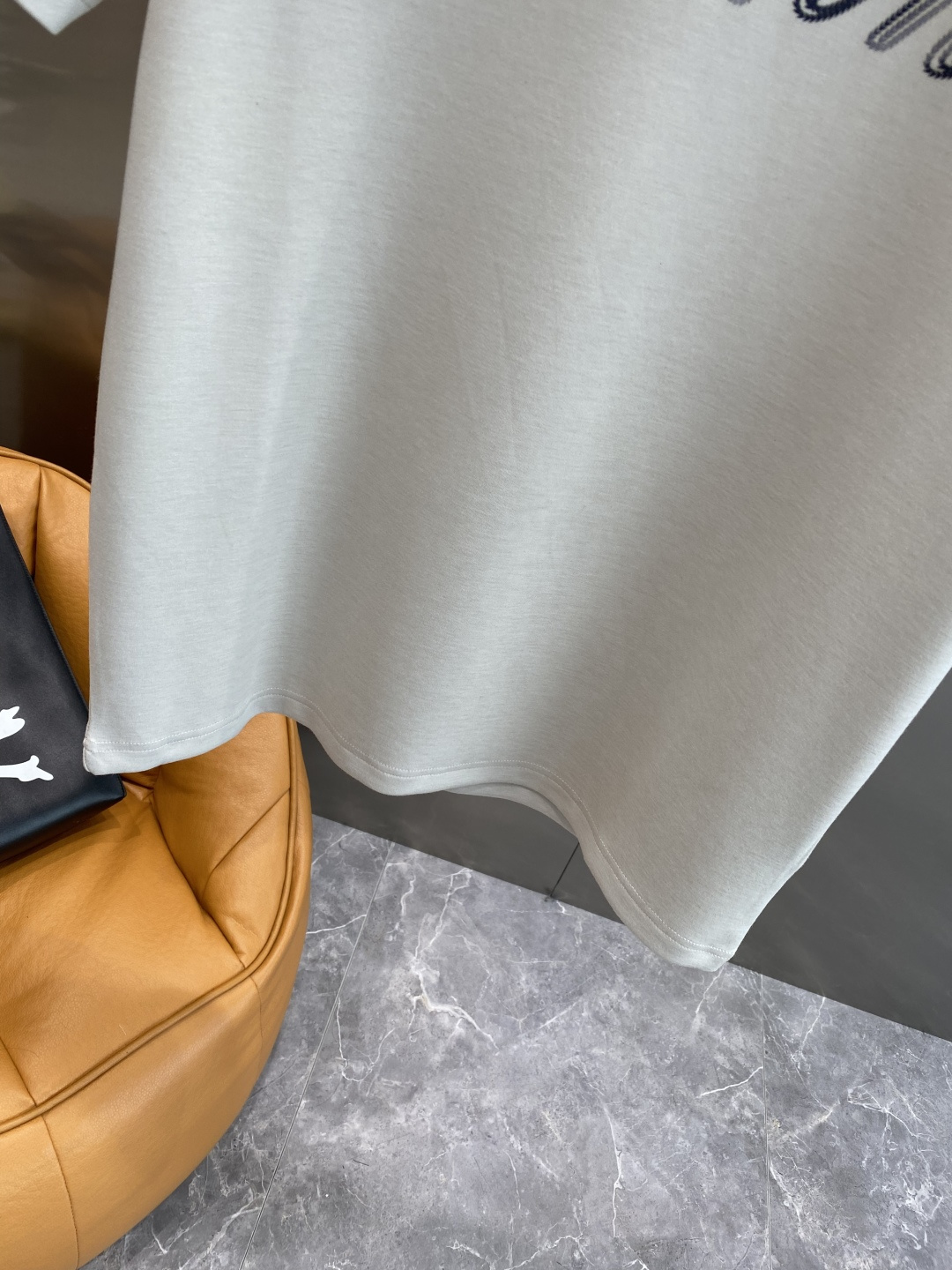 《𝙉𝙚𝙬🤍🖤布鲁家》
2025新款首发专柜最新款短袖圆领T恤 高端订制 设计前卫时尚！品牌logo重工艺