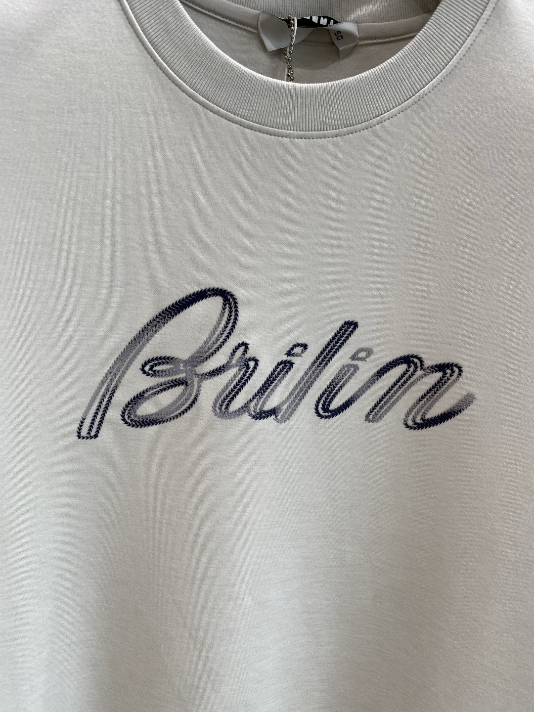 《𝙉𝙚𝙬🤍🖤布鲁家》
2025新款首发专柜最新款短袖圆领T恤 高端订制 设计前卫时尚！品牌logo重工艺