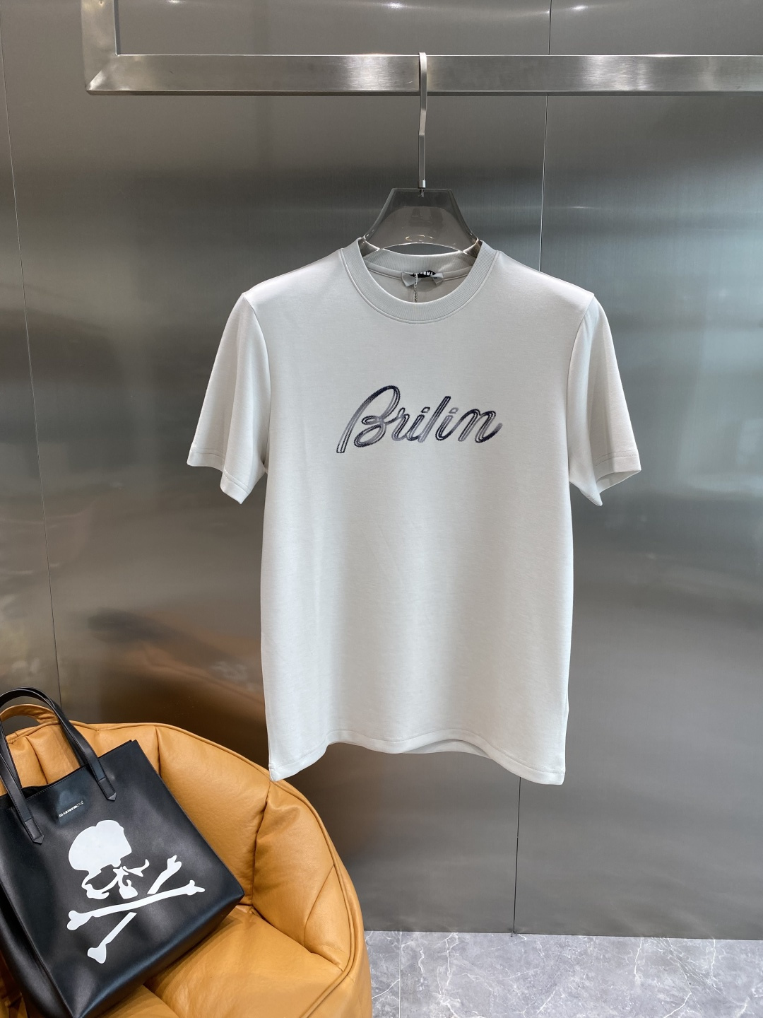 《𝙉𝙚𝙬🤍🖤布鲁家》
2025新款首发专柜最新款短袖圆领T恤 高端订制 设计前卫时尚！品牌logo重工艺