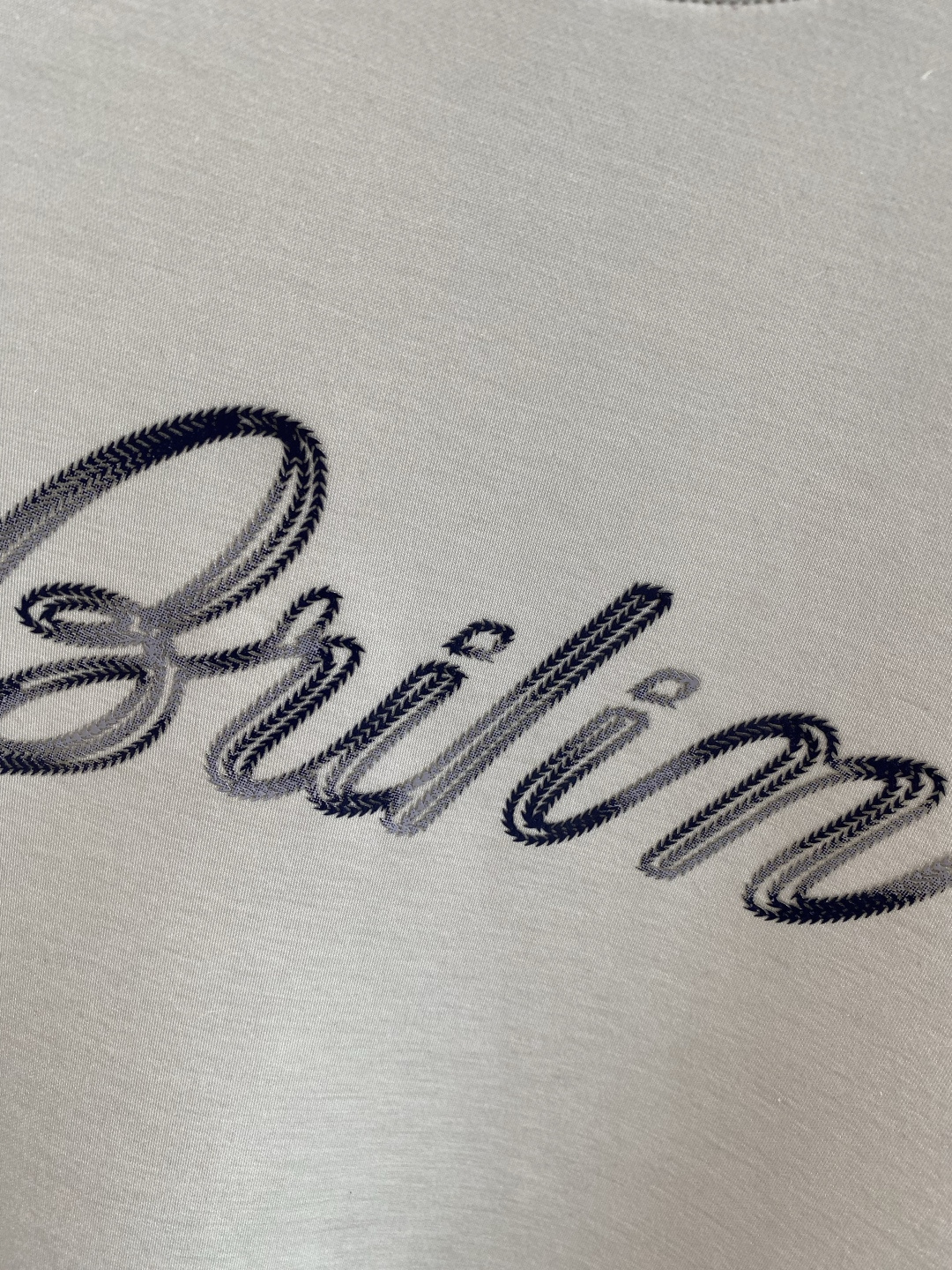 《𝙉𝙚𝙬🤍🖤布鲁家》
2025新款首发专柜最新款短袖圆领T恤 高端订制 设计前卫时尚！品牌logo重工艺