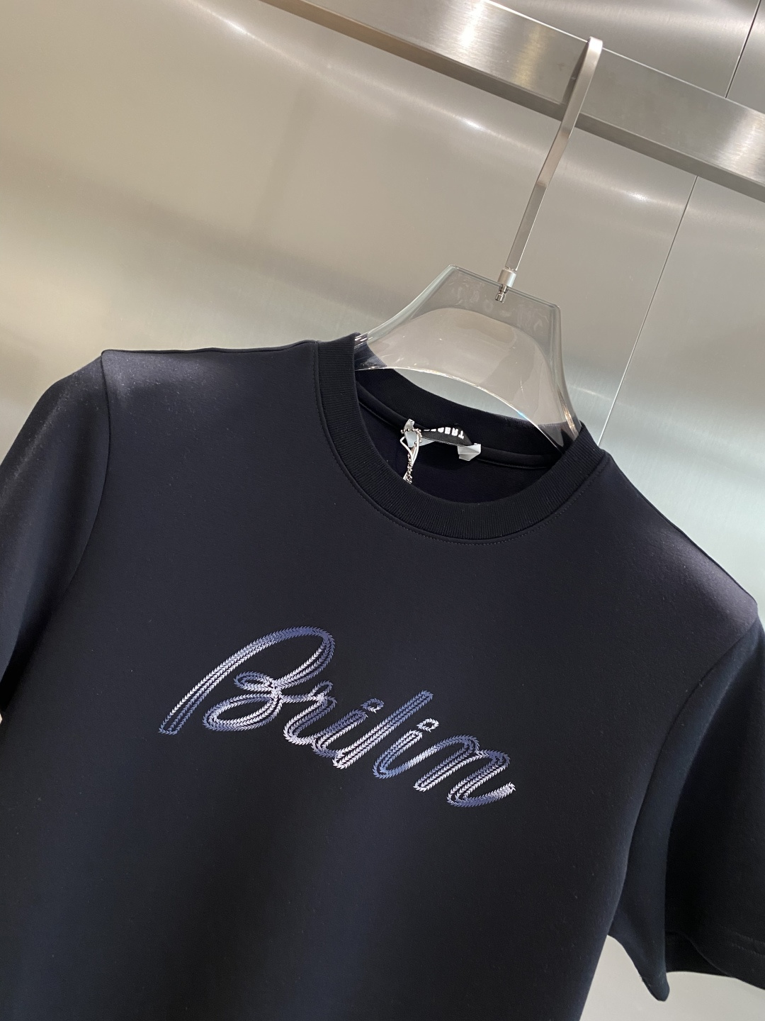 《𝙉𝙚𝙬🤍🖤布鲁家》
2025新款首发专柜最新款短袖圆领T恤 高端订制 设计前卫时尚！品牌logo重工艺