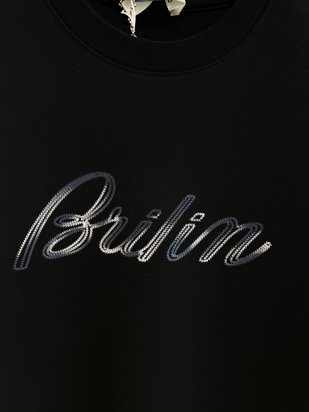 《𝙉𝙚𝙬🤍🖤布鲁家》
2025新款首发专柜最新款短袖圆领T恤 高端订制 设计前卫时尚！品牌logo重工艺