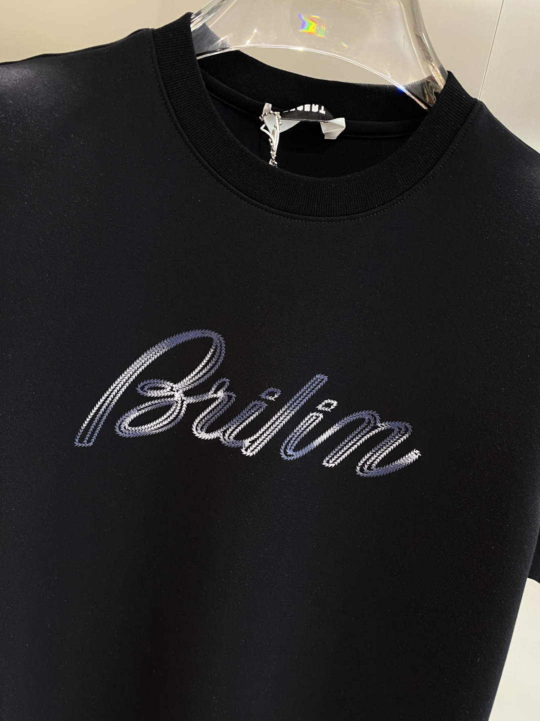 《𝙉𝙚𝙬🤍🖤布鲁家》
2025新款首发专柜最新款短袖圆领T恤 高端订制 设计前卫时尚！品牌logo重工艺