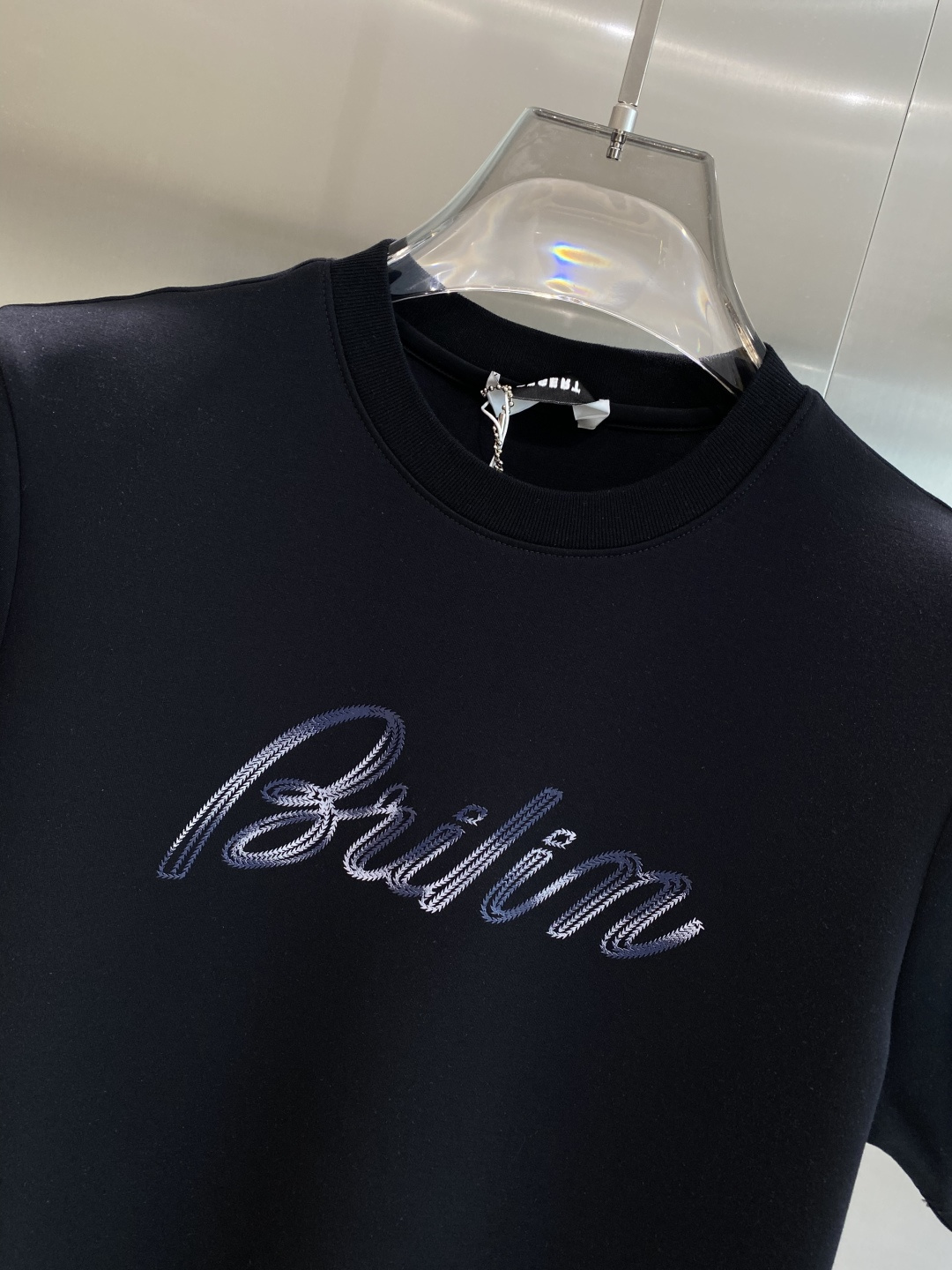 《𝙉𝙚𝙬🤍🖤布鲁家》
2025新款首发专柜最新款短袖圆领T恤 高端订制 设计前卫时尚！品牌logo重工艺