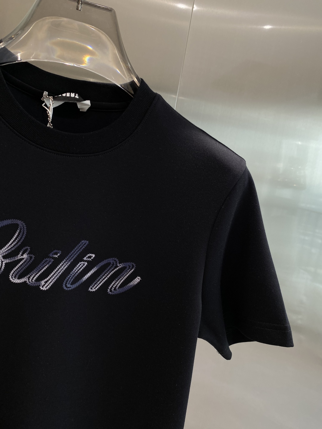 《𝙉𝙚𝙬🤍🖤布鲁家》
2025新款首发专柜最新款短袖圆领T恤 高端订制 设计前卫时尚！品牌logo重工艺