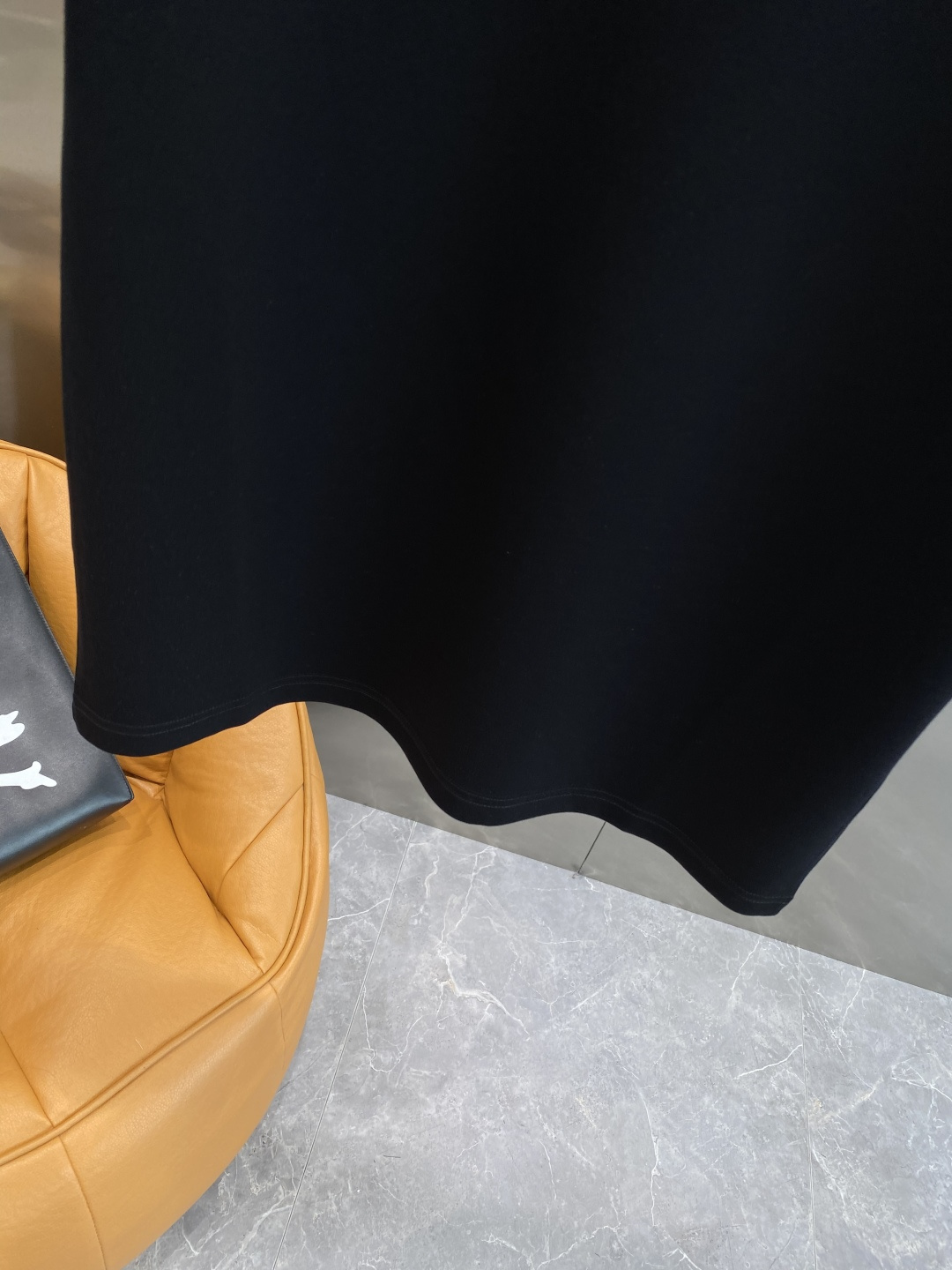 《𝙉𝙚𝙬🤍🖤布鲁家》
2025新款首发专柜最新款短袖圆领T恤 高端订制 设计前卫时尚！品牌logo重工艺