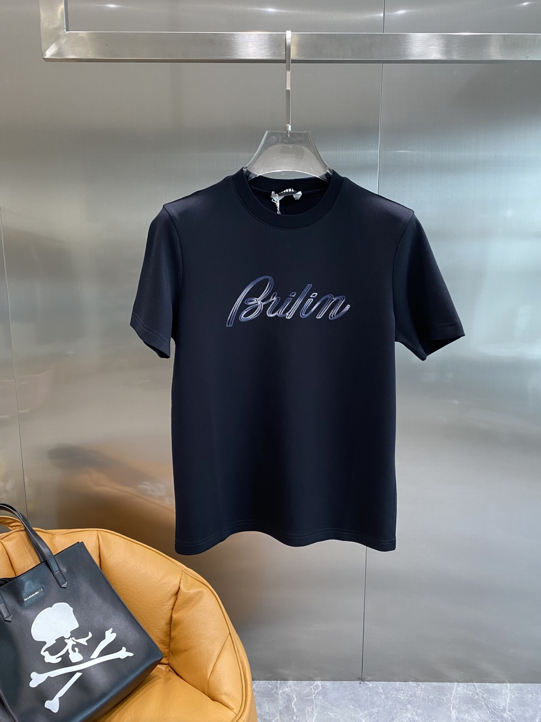 《𝙉𝙚𝙬🤍🖤布鲁家》
2025新款首发专柜最新款短袖圆领T恤 高端订制 设计前卫时尚！品牌logo重工艺