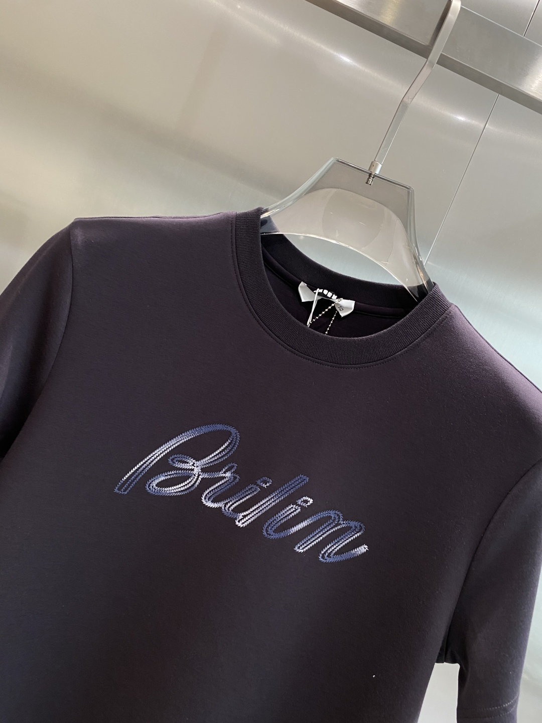 《𝙉𝙚𝙬🤍🖤布鲁家》
2025新款首发专柜最新款短袖圆领T恤 高端订制 设计前卫时尚！品牌logo重工艺