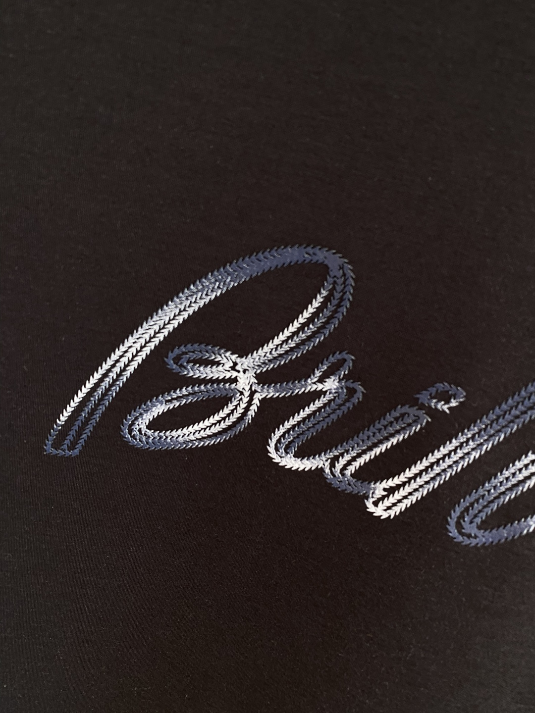 《𝙉𝙚𝙬🤍🖤布鲁家》
2025新款首发专柜最新款短袖圆领T恤 高端订制 设计前卫时尚！品牌logo重工艺