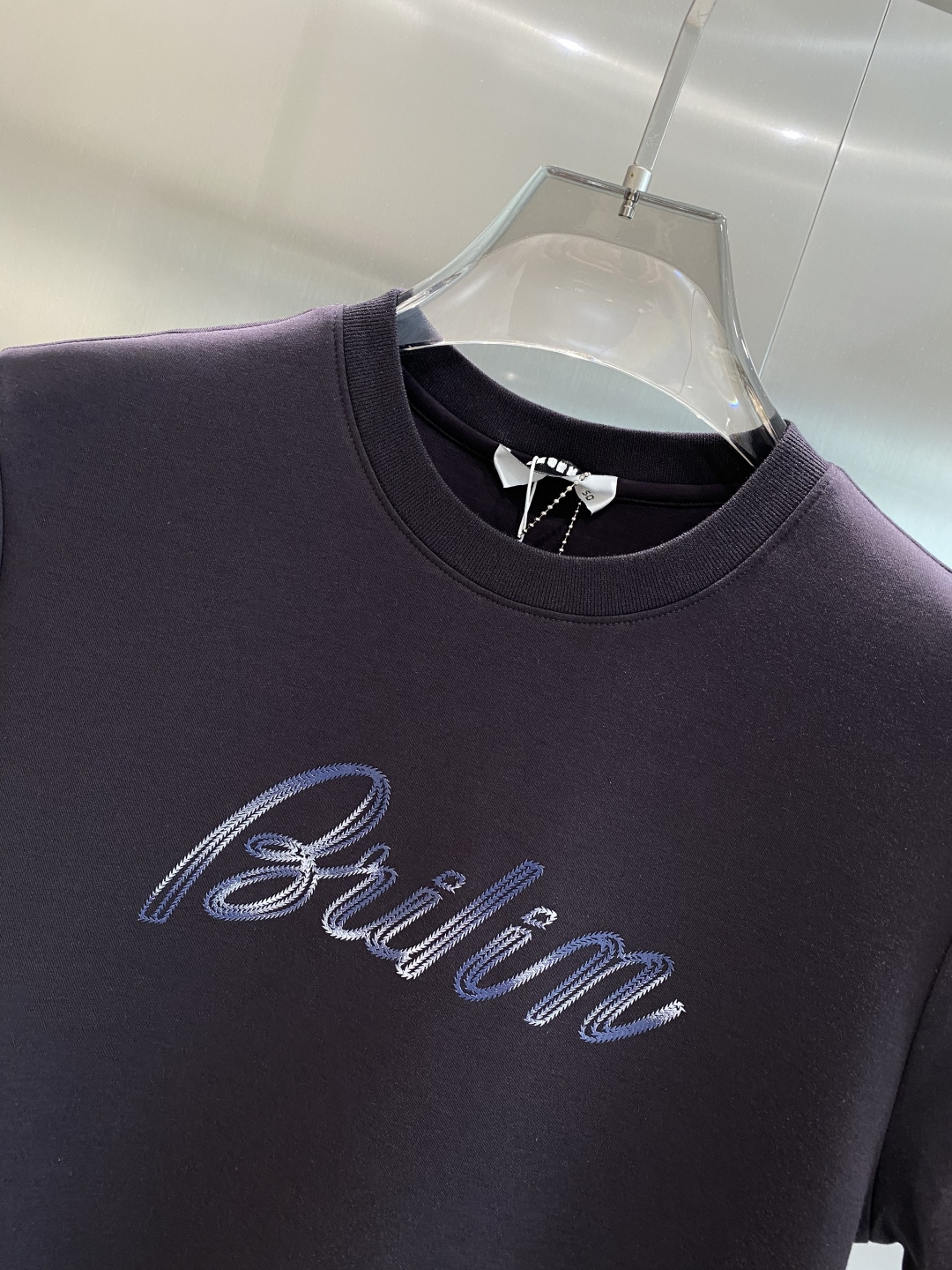 《𝙉𝙚𝙬🤍🖤布鲁家》
2025新款首发专柜最新款短袖圆领T恤 高端订制 设计前卫时尚！品牌logo重工艺