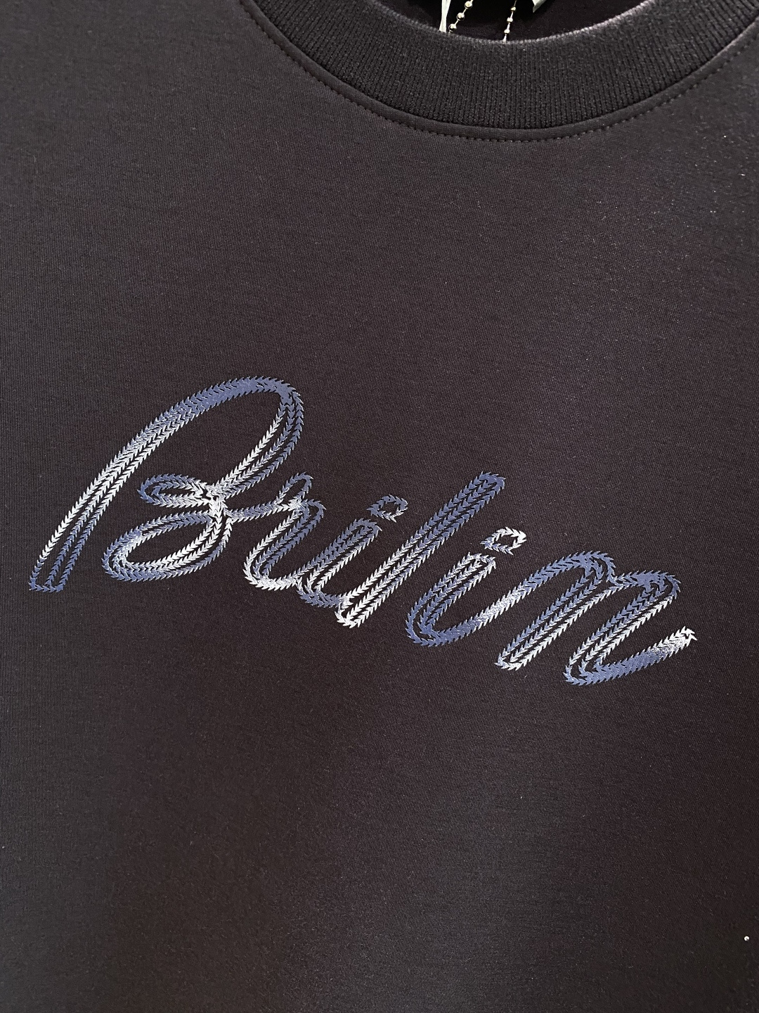 《𝙉𝙚𝙬🤍🖤布鲁家》
2025新款首发专柜最新款短袖圆领T恤 高端订制 设计前卫时尚！品牌logo重工艺