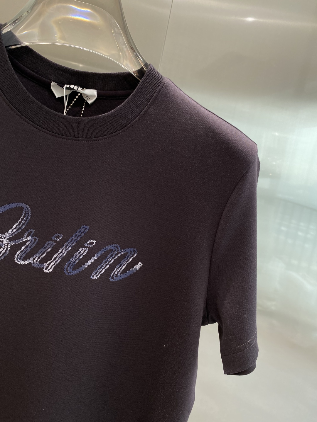 《𝙉𝙚𝙬🤍🖤布鲁家》
2025新款首发专柜最新款短袖圆领T恤 高端订制 设计前卫时尚！品牌logo重工艺