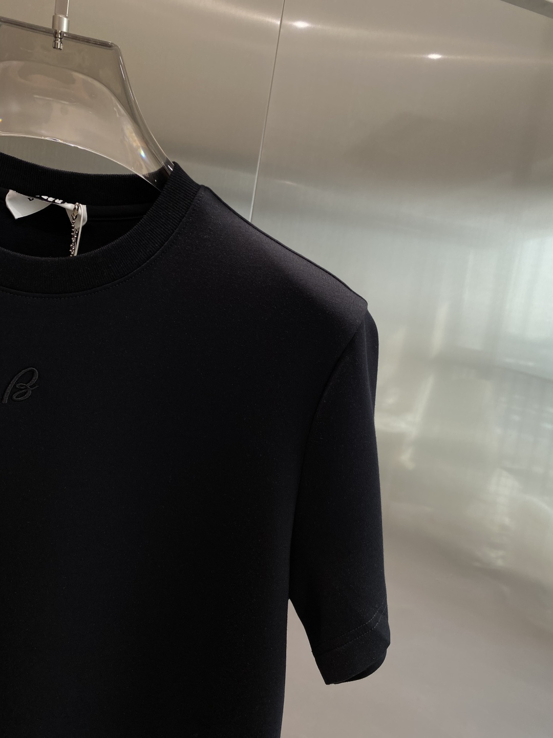 《𝙉𝙚𝙬🤍🖤巴家》
2025新款首发专柜最新款短袖圆领T恤 高端订制 设计前卫时尚！品牌logo重工艺设