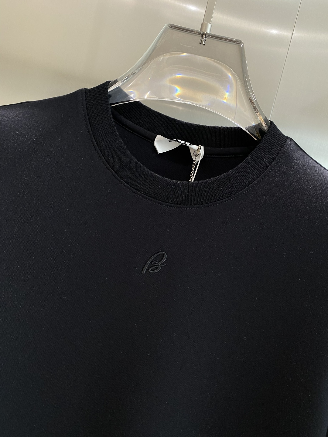 《𝙉𝙚𝙬🤍🖤巴家》
2025新款首发专柜最新款短袖圆领T恤 高端订制 设计前卫时尚！品牌logo重工艺设