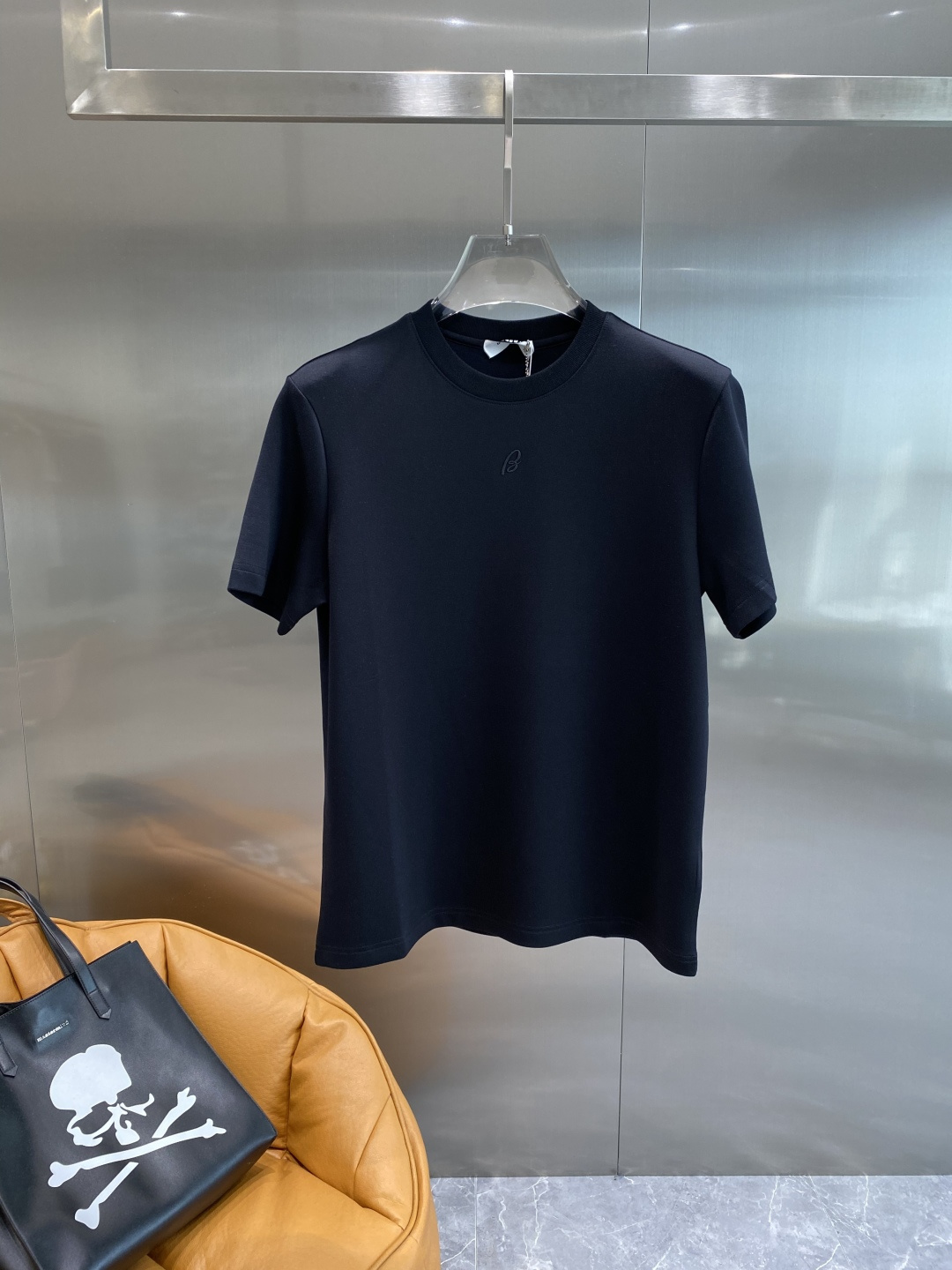 《𝙉𝙚𝙬🤍🖤巴家》
2025新款首发专柜最新款短袖圆领T恤 高端订制 设计前卫时尚！品牌logo重工艺设