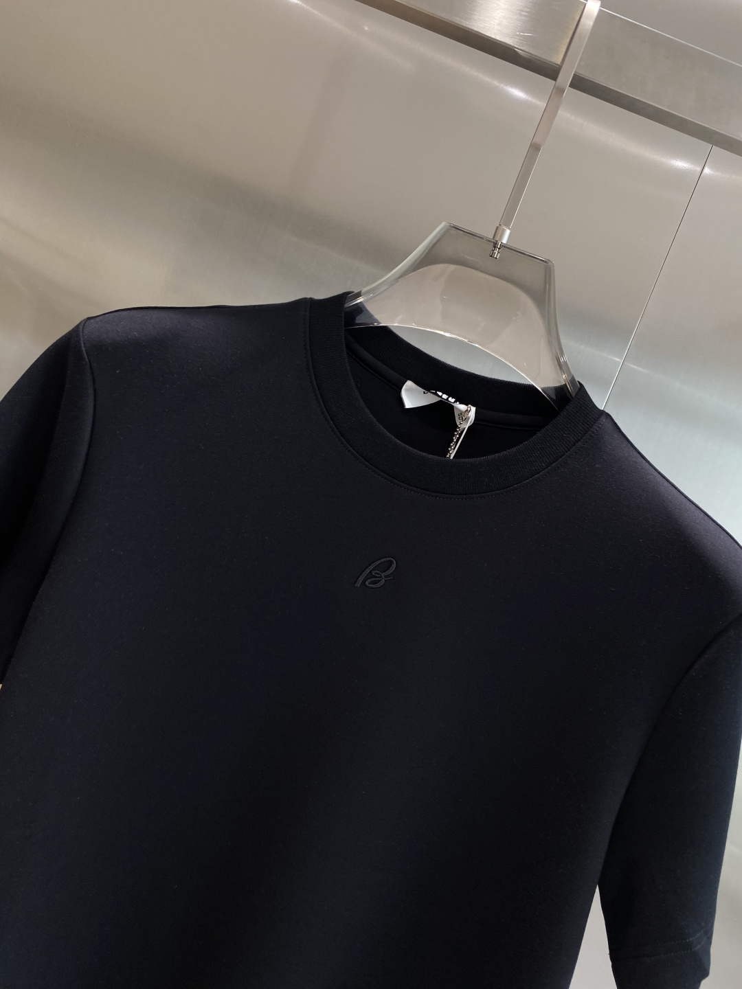 《𝙉𝙚𝙬🤍🖤巴家》
2025新款首发专柜最新款短袖圆领T恤 高端订制 设计前卫时尚！品牌logo重工艺设