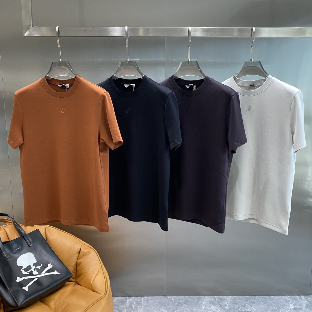 《𝙉𝙚𝙬🤍🖤巴家》
2025新款首发专柜最新款短袖圆领T恤 高端订制 设计前卫时尚！品牌logo重工艺设