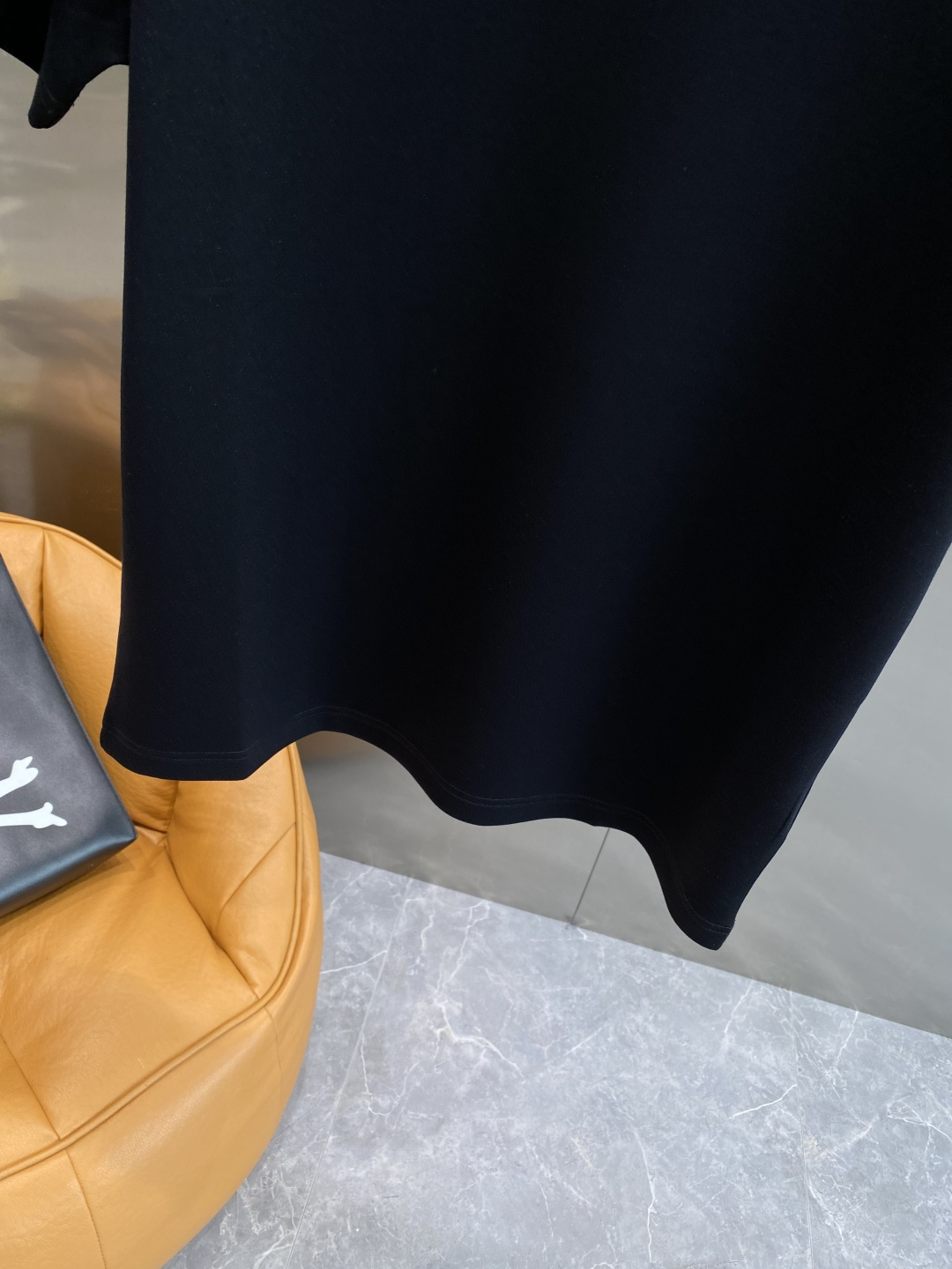 《𝙉𝙚𝙬🤍🖤巴家》
2025新款首发专柜最新款短袖圆领T恤 高端订制 设计前卫时尚！品牌logo重工艺设