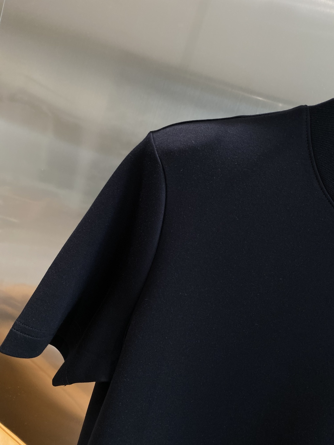 《𝙉𝙚𝙬🤍🖤巴家》
2025新款首发专柜最新款短袖圆领T恤 高端订制 设计前卫时尚！品牌logo重工艺设