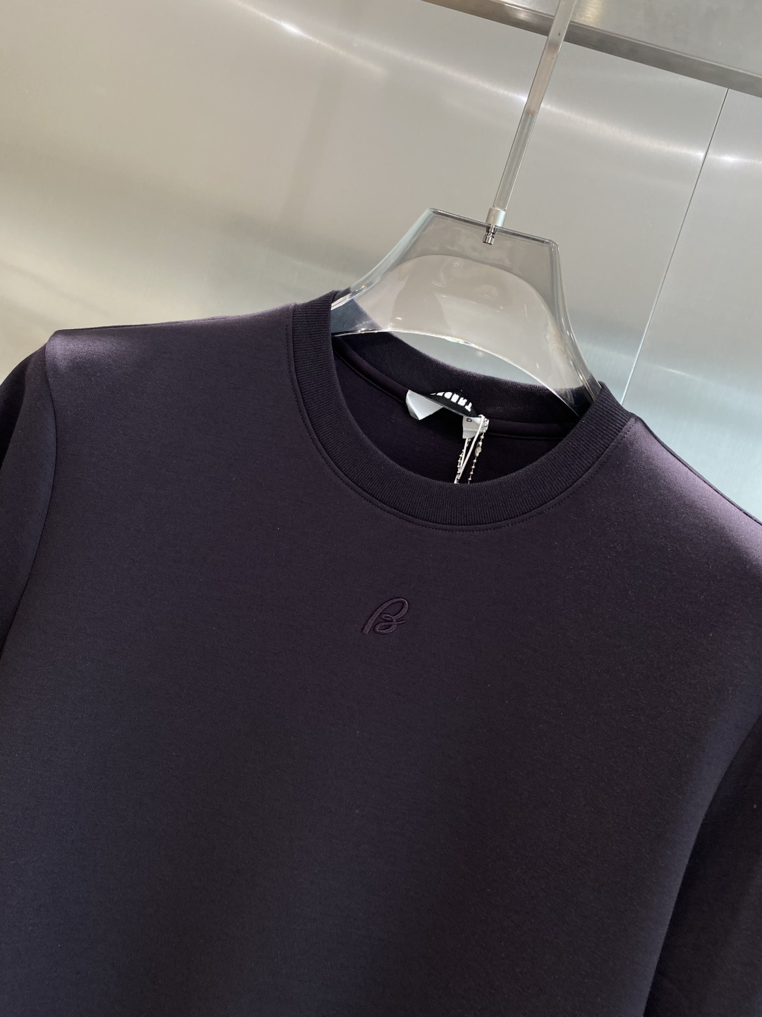 《𝙉𝙚𝙬🤍🖤巴家》
2025新款首发专柜最新款短袖圆领T恤 高端订制 设计前卫时尚！品牌logo重工艺设