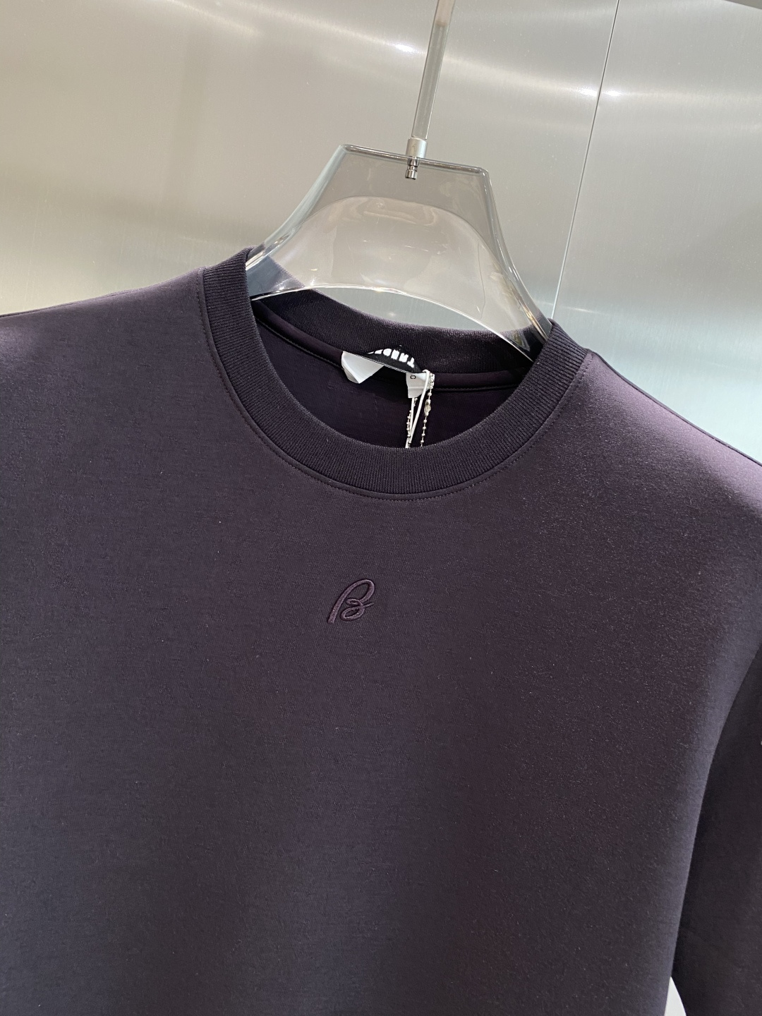 《𝙉𝙚𝙬🤍🖤巴家》
2025新款首发专柜最新款短袖圆领T恤 高端订制 设计前卫时尚！品牌logo重工艺设