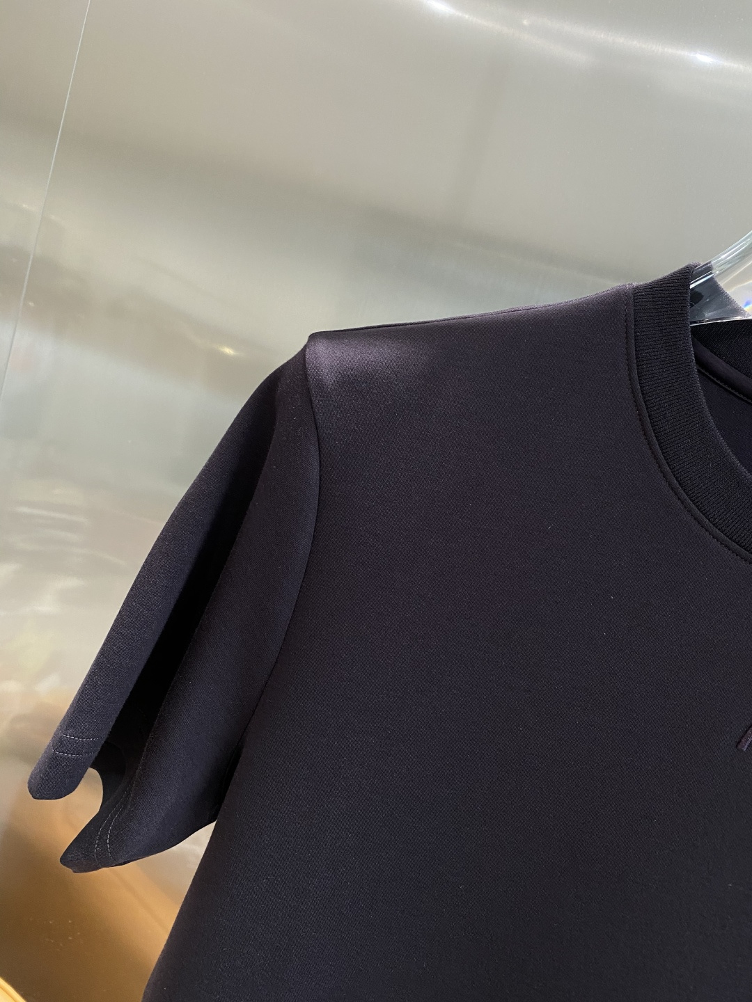 《𝙉𝙚𝙬🤍🖤巴家》
2025新款首发专柜最新款短袖圆领T恤 高端订制 设计前卫时尚！品牌logo重工艺设