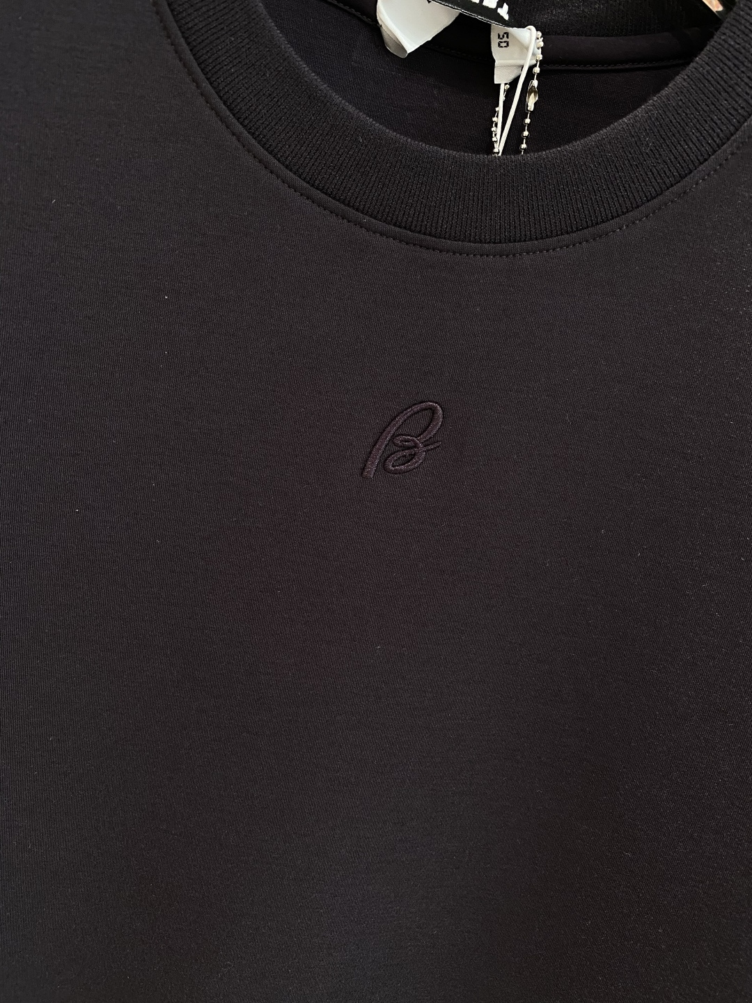 《𝙉𝙚𝙬🤍🖤巴家》
2025新款首发专柜最新款短袖圆领T恤 高端订制 设计前卫时尚！品牌logo重工艺设